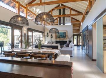 Casa · 320m² · 7 Ambientes · 2 Cocheras · Venta Casa San Martin de Los Andes. Barrio Rincon Radales
