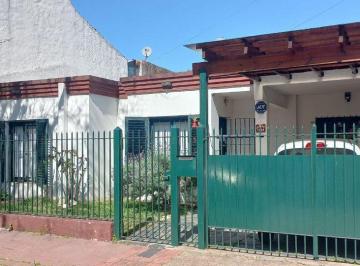 Casa · 131m² · 4 Ambientes · 1 Cochera · Casa de 4 Ambientes en Venta en Martinez