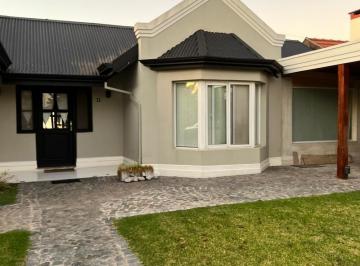 Casa · 200m² · 5 Ambientes · 1 Cochera · Casa de 4 Dorm. en Campos de Echeverría. Canning, Esteban Echeverría.