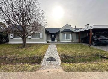 Casa · 200m² · 5 Ambientes · 1 Cochera · Casa de 4 Dorm. en Campos de Echeverría. Canning, Esteban Echeverría.