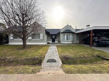 Casa · 200m² · 5 Ambientes · 1 Cochera · Casa de 4 Dorm. en Campos de Echeverría. Canning, Esteban Echeverría.