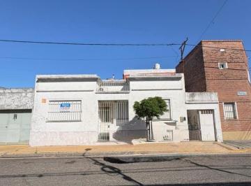 Casa de 4 ambientes, San Nicolás de los Arroyos · Venta Casa Apta Crédito con Patio y Parrilla – León Guruciaga 300