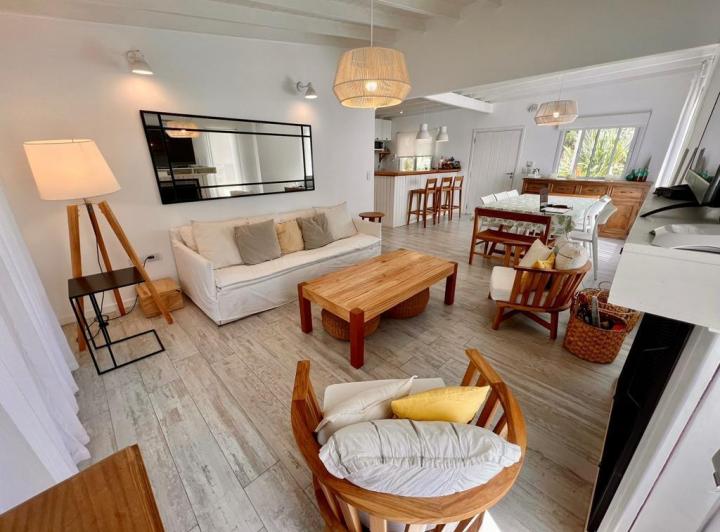Casa · 1001m² · 4 Dormitorios · 2 Cocheras