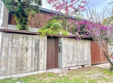 Casa de 6 ambientes, San Isidro · Las Lomas: Única Casa de Diseño Moderno, 8 Años de Antigüedad. Lote 10x50. Gran Jardín con Piscina.