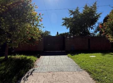 Casa · 225m² · 2 Cocheras · Venta Casa 4 Ambientes Sobre Dos Lotes con Piscina
