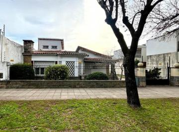 Casa · 358m² · 5 Ambientes · Chalet Señorial en Amplio Lote