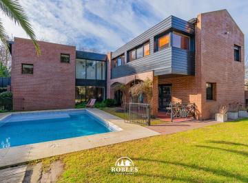 Casa · 376m² · 6 Ambientes · 1 Cochera · Casa en Excelente Entorno del Barrio Santa Monica