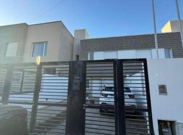 Casa · 135m² · 5 Ambientes · 1 Cochera · Venta Duplex 3 Dorm. Barrio La Alameda. Cipolletti
