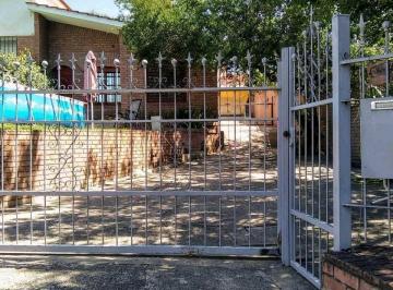 Casa · 133m² · 3 Dormitorios · 1 Cochera · Oportunidad Bomba – Casa PH en Venta a 450 m del Cucu