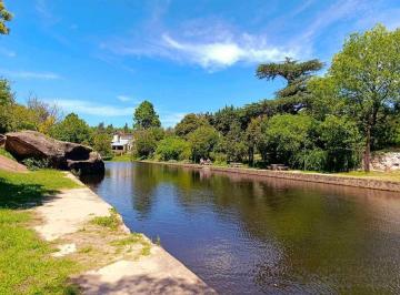 Casa · 92m² · 2 Dormitorios · 2 Cocheras · Casa Tipo Dúplex en Venta – Tanti con Pileta | a Solo 150 m del Río