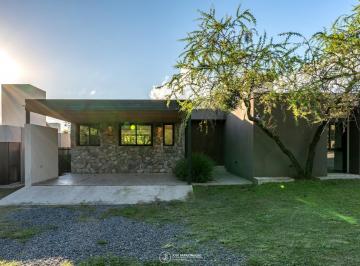 Casa · 200m² · 4 Ambientes · 2 Cocheras · Venta Casa 3 Dorm. Planta Baja Barrio Cerrado Villa Allende Golf