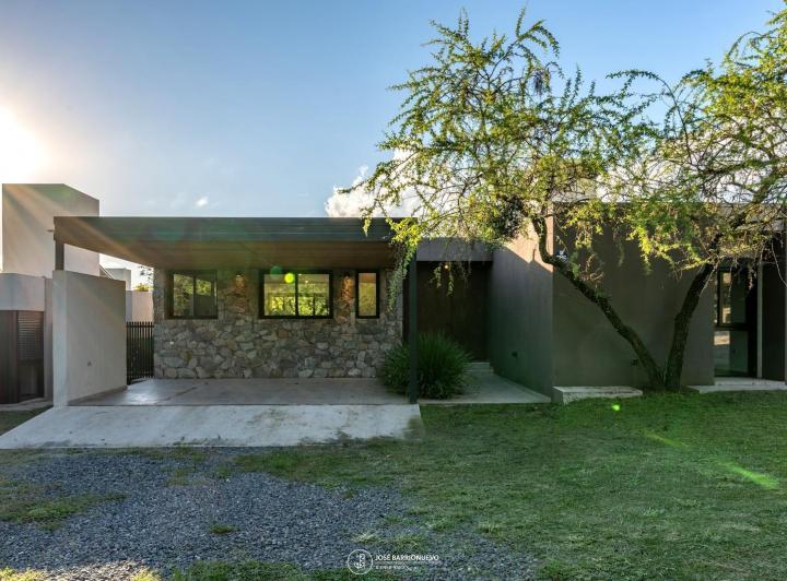 Casa · 200m² · 4 Ambientes · 2 Cocheras
