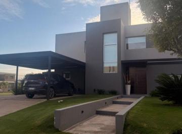 Casa de 5 ambientes, Villa Allende · Casa en Venta en La Morada. Luminosa y Moderna.
