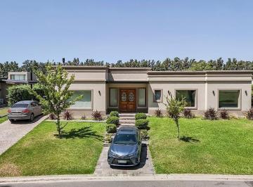 Casa · 190m² · 5 Ambientes · 1 Cochera · Excelente Casa en Venta en Monet.