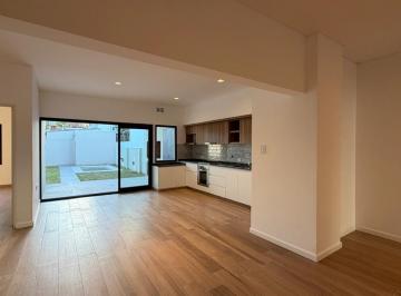 Casa · 152m² · 5 Ambientes · 1 Cochera · Venta - Casa - Muy Luminosa - Tres Dorm. - Pileta