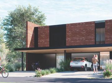 Casa · 130m² · 5 Ambientes · 2 Cocheras · Dúplex en Venta de 3 Dorm. en B° Distrito Sur