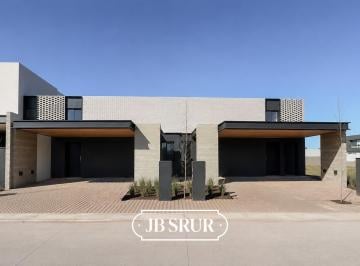 Casa · 130m² · 5 Ambientes · 2 Cocheras · Dúplex en Venta de 3 Dorm. en Barrio Distrito Sur