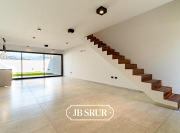 Casa · 130m² · 5 Ambientes · 2 Cocheras · Dúplex en Venta de 3 Dorm. en Barrio Distrito Sur