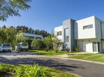 Casa · 217m² · 5 Ambientes · 4 Cocheras · Diseño y Doble Altura en La Comarca: Calidad Premium, Aberturas Pvc y Generador