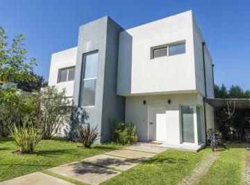Casa · 217m² · 5 Ambientes · 4 Cocheras · Diseño y Doble Altura en La Comarca: Calidad Premium, Aberturas Pvc y Generador