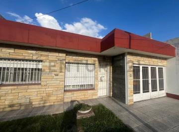 Casa · 200m² · 4 Ambientes · Venta Casa 4 Ambientes con Cochera y Jardin - Castelar Sur