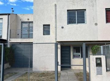 Casa · 140m² · 4 Ambientes · 1 Cochera · Casa en Venta Residencial Velez Sarfield 3 Habitaciones Apto Crédito