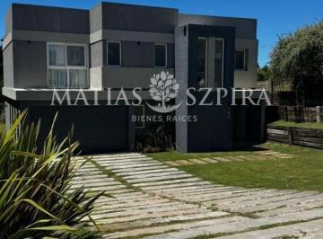 Casa · 230m² · 5 Ambientes · 2 Cocheras · Casa en Venta 5 Ambientes en Costa Esmeralda