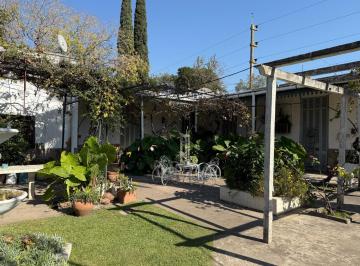 Casa · 231m² · 5 Ambientes · 1 Cochera · Casa en Venta con Parque en Alvear, Santa Fe.