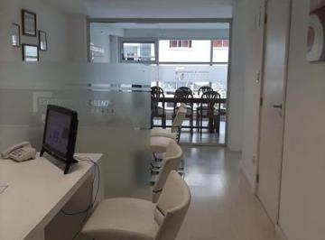 Local comercial · 120m² · 2 Cocheras · Moderno Local en Venta, Zona Centro