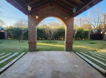 Casa · 160m² · 5 Ambientes · 2 Cocheras · Casa en Venta de 3 Dorm., con Jardín y Piscina en Ibarlucea, Centro