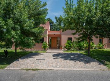 Casa · 295m² · 8 Ambientes · 2 Cocheras · Casa en Venta en Carmel Club de Campo, Pilar - 8 Ambientes