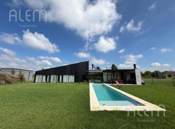 Casa · 155m² · 4 Ambientes · 1 Cochera · Casa en Estancia Villa Maria