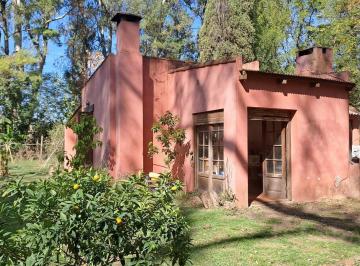 Casa · 80m² · 3 Ambientes · 1 Cochera · Venta Casa a Refaccionar Sobre Lote de 4631 m². Los Pinos. Apto Crédito