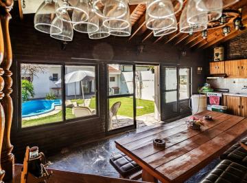 Casa · 156m² · 4 Ambientes · 2 Cocheras · Venta Casa Banfield Oeste Pileta y Quincho