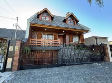 Casa · 250m² · 5 Ambientes · 3 Cocheras · Chalet 5 Ambientes Venta Villa Luzuriaga