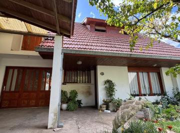 Casa · 230m² · 6 Ambientes · Chalet de 6 Ambientes con Quincho - Barrio Los Pinares