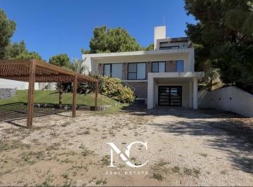 Casa · 160m² · 4 Ambientes · 3 Cocheras · Casa en Costa Esmeralda Golf II con Vista Al Golf y Jardín con Máxima Privacidad