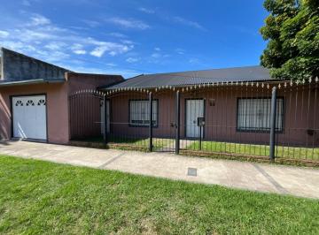 Casa · 130m² · 3 Ambientes · 1 Cochera · Venta Casa 3 Ambientes, con Hermoso Parque, Pileta y Garaje Para un Auto, Asuncion 412 - Temperley