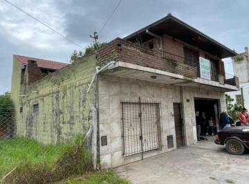 Casa · 320m² · 5 Ambientes · 1 Cochera · Posibilidad de Ofertas y Permutas. Casa con Lote 226 m² Sobre Av - Av Mario Bravo y Cerrito