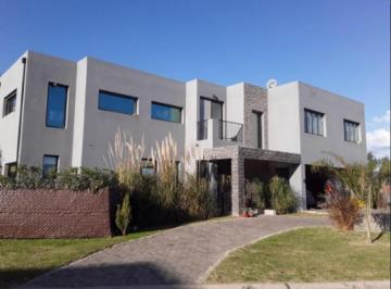 Casa · 275m² · 5 Ambientes · 4 Cocheras · Casa a La Venta en Escobar