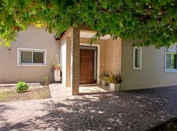 Casa · 240m² · 6 Ambientes · 1 Cochera · Casa en Alquiler!