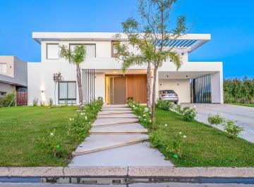Casa · 310m² · 6 Ambientes · 6 Cocheras · Casa - Venta - 6 Amb - Suites - Cochera - Jardin - Piscina - Puertos del Lago