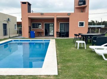Casa · 95m² · 3 Ambientes · 3 Cocheras · Simpática Casa en Venta Sobre Lote de 360 m² en Campana, B° Cardales Chico.