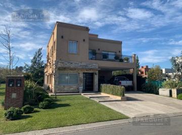 Casa · 250m² · 5 Ambientes · 2 Cocheras · Casa - Adrogue