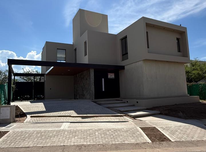 Casa · 265m² · 6 Ambientes · 2 Cocheras