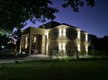 Casa · 493m² · 10 Ambientes · 3 Cocheras · Casa en Pilar / Barrio Privado / 10 Ambientes / Pileta / Solarium