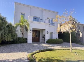Casa · 243m² · 4 Ambientes · 6 Cocheras · Venta Casa de 3 Dorm., Suite, Dependencias, Barrio Los Lagos, Nordelta