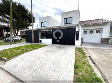 Casa · 95m² · 3 Ambientes · 1 Cochera · Casa - Estrada