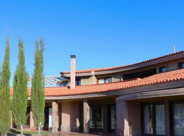 Casa · 960m² · 8 Dormitorios · 1 Cochera · Openhouse Vende Imponente y Amplia Casa en Barrio Dalvian