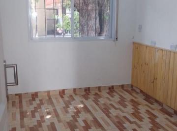 Departamento de 1 ambiente, Tres de Febrero · Monoambiente en Alquiler con Patio en Calle Madrid – Podestá